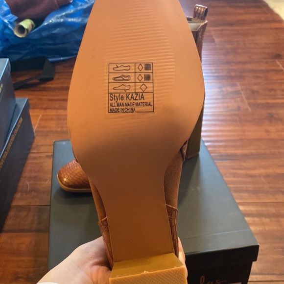 Brand new Lulus boot heels. Snake skin brown color size 8.5 - Picture 3 of 4